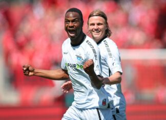  Ilyas Ansah (l) trifft trocken von der Strafraumgrenze.