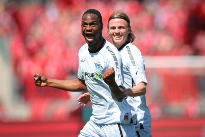  Ilyas Ansah (l) trifft trocken von der Strafraumgrenze.