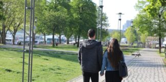 Spaziergänger können am Wochenende in NRW ordentlich Sonne tanken.