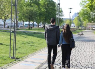 Spaziergänger können am Wochenende in NRW ordentlich Sonne tanken.