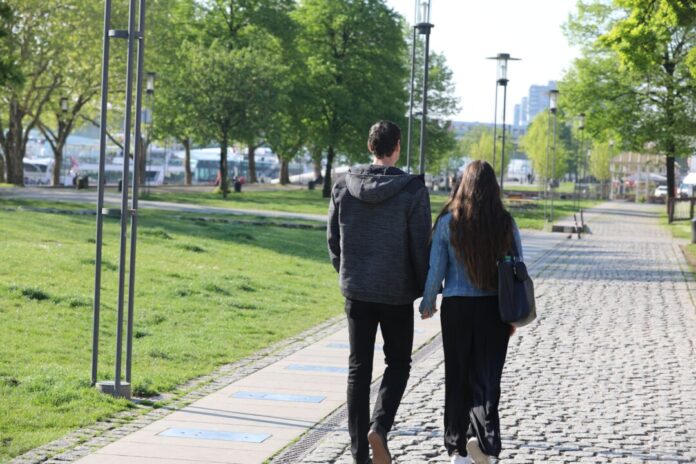 Spaziergänger können am Wochenende in NRW ordentlich Sonne tanken.