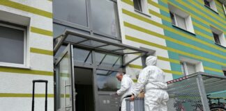 Einsatzkräfte untersuchen den Tatort, an dem eine 43-Jährige erstochen wurde. 