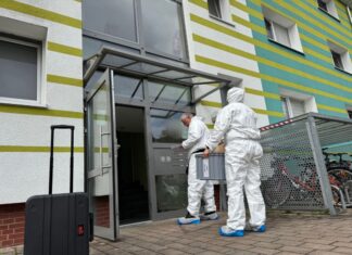 Einsatzkräfte untersuchen den Tatort, an dem eine 43-Jährige erstochen wurde. 