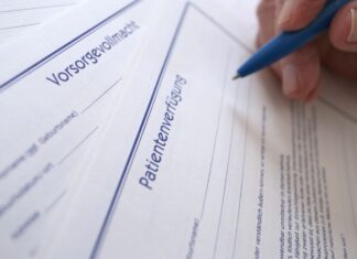 Jeder sollte rechtzeitig für den möglichen Ernstfall vorsorgen, dass man wichtige rechtliche Entscheidungen nicht mehr selbst treffen kann. (Symbolbild)