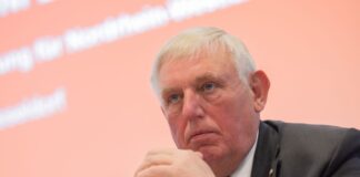  Der Vorsitzende des CDU-Arbeitnehmerflügels, Dennis Radtke, bringt Nordrhein-Westfalens Sozialminister Karl-Josef Laumann (CDU) als möglichen Bundesgesundheitsminister ins Gespräch. (Archivfoto)