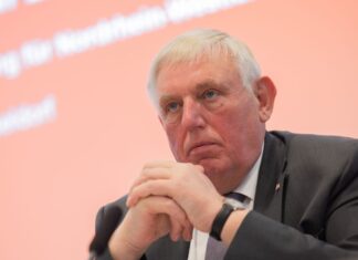  Der Vorsitzende des CDU-Arbeitnehmerflügels, Dennis Radtke, bringt Nordrhein-Westfalens Sozialminister Karl-Josef Laumann (CDU) als möglichen Bundesgesundheitsminister ins Gespräch. (Archivfoto)