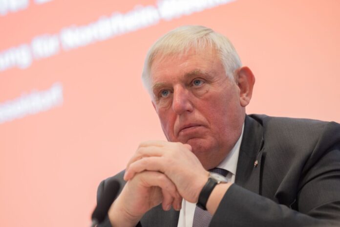 Der Vorsitzende des CDU-Arbeitnehmerflügels, Dennis Radtke, bringt Nordrhein-Westfalens Sozialminister Karl-Josef Laumann (CDU) als möglichen Bundesgesundheitsminister ins Gespräch. (Archivfoto)