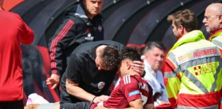 Trainer Miroslav Klose tröstet den verletzten Jens Castrop.