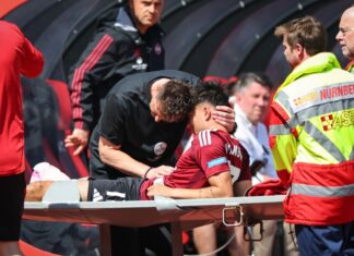 Trainer Miroslav Klose tröstet den verletzten Jens Castrop.