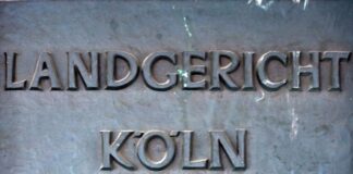 Ein Angeklagter soll Geld und Waffen für eine spätere Geiselnahme an Mittäter weitergegeben haben.