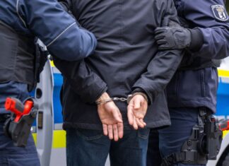 Die drei Beschuldigten wurden am Montagmorgen festgenommen. (Symbolbild)