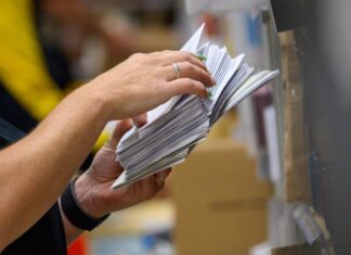 Noch werden massenhaft Briefe verschickt in Deutschland - aber wie lange noch? Hier eine Post-Mitarbeiterin in einem Zustellstützpunkt bei der Arbeit.