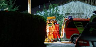 Helfer und ein Notarzt stehen in einer Kleingartenanlage in Wuppertal. Sie können nicht mehr helfen. 