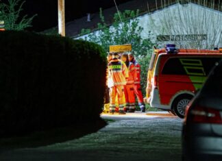 Helfer und ein Notarzt stehen in einer Kleingartenanlage in Wuppertal. Sie können nicht mehr helfen. 