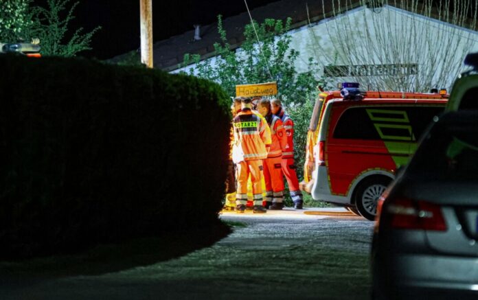 Helfer und ein Notarzt stehen in einer Kleingartenanlage in Wuppertal. Sie können nicht mehr helfen. 