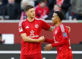 Wollen gegen Nürnberg wieder zusammen jubeln: Fortuna-Torjäger Dawid Kownacki (l) und Myron van Brederode.