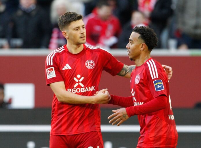 Wollen gegen Nürnberg wieder zusammen jubeln: Fortuna-Torjäger Dawid Kownacki (l) und Myron van Brederode.
