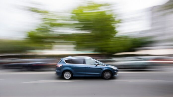 Die Kreispolizeibehörden in Nordrhein-Westfalen beteiligen sich ab Montag an einer europaweiten Tempo-Kontrollaktion im Straßenverkehr. (Symbolbild)