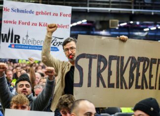 Ende 2024 verkündete das Ford-Management Sparpläne, die auf breiten Protest in der Belegschaft stießen. Hier ein Foto einer Betriebsversammlung im Dezember 2024.