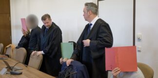 Alle Angeklagten machten von ihrem Schweigerecht Gebrauch.
