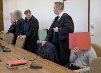 Alle Angeklagten machten von ihrem Schweigerecht Gebrauch.