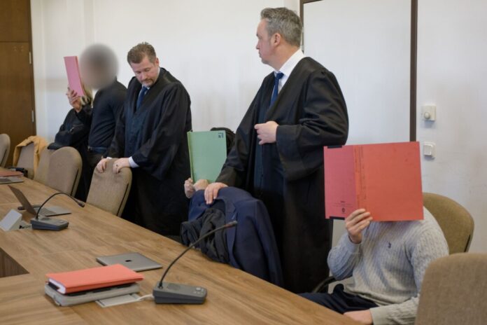 Alle Angeklagten machten von ihrem Schweigerecht Gebrauch.