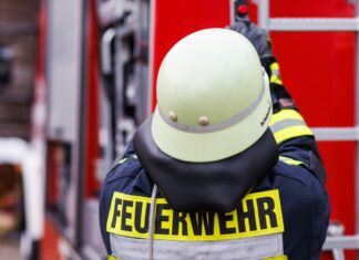 Feuerwehrleute waren am Morgen mit den Löscharbeiten beschäftigt. (Symbolbild)