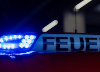 Bei einem Brand in einem Mehrfamilienhaus in Dortmund sind drei Menschen verletzt worden. (Symbolbild)
