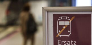Im Raum Schwerte, Unna und Dortmund müssen wegen Gleissperrungen viele Menschen auf Busse umsteigen. (Symbolbild)