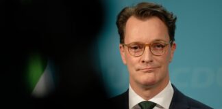 Der nordrhein-westfälische Ministerpräsident Hendrik Wüst lobt die Koalitionsvereinbarungen im Bund. (Archivbild)