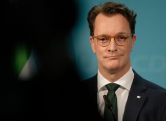 Der nordrhein-westfälische Ministerpräsident Hendrik Wüst lobt die Koalitionsvereinbarungen im Bund. (Archivbild)