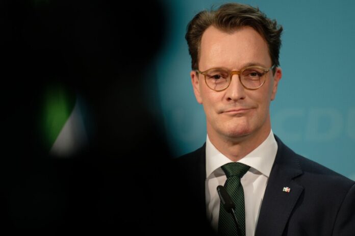 Der nordrhein-westfälische Ministerpräsident Hendrik Wüst lobt die Koalitionsvereinbarungen im Bund. (Archivbild)