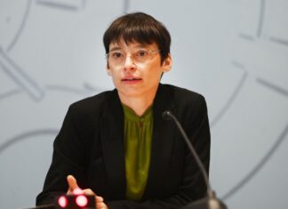 In einer großen Studie schildern queere Menschen in Nordrhein-Westfalen ihre Ängste, Diskriminierung, aber auch Positives über aus ihrem Leben. NRW-Gleichstellungsministerin Josefine Paul (Grüne) stellte zentrale Ergebnisse vor. (Archivbild)