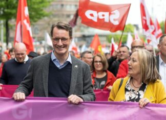 Viele Postkarten für Hendrik Wüst: Der DGB plant Aktionen für ein Tariftreuegesetz in NRW. (Archivbild)