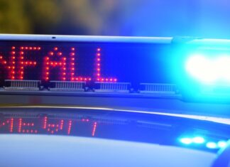 Fünf Menschen nach Frontalzusammenstoß zweier Autos verletzt. (Symbolbild)