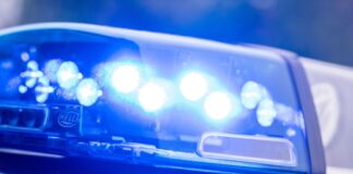 Ein 19-Jähriger schwebt nach einem Verkehrsunfall in Lebensgefahr. (Symbolbild)