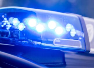 Ein 19-Jähriger schwebt nach einem Verkehrsunfall in Lebensgefahr. (Symbolbild)