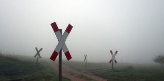 Das Andreaskreuz weist auf die Vorfahrt von Zügen hin. (Symbolbild)