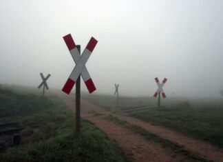 Das Andreaskreuz weist auf die Vorfahrt von Zügen hin. (Symbolbild)