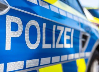 Nach einem tödlichen Messerangriff in Gelsenkirchen sucht die Polizei mit Fahndungsfotos nach zwei jungen Männern. (Symbolbild)
