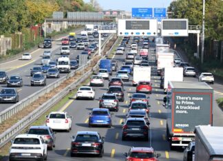 Ein klassischer Stau-Hotspot gerade zu Ferienbeginn: die A3 bei Leverkusen. (Archivbild)