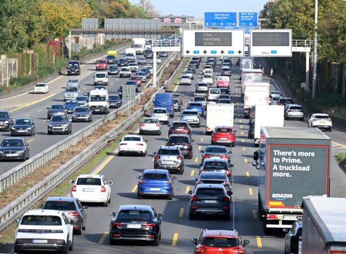 Ein klassischer Stau-Hotspot gerade zu Ferienbeginn: die A3 bei Leverkusen. (Archivbild)