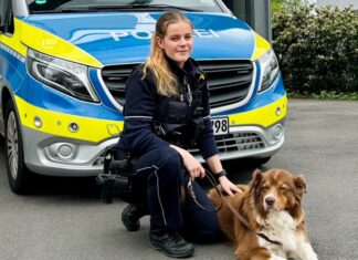 Der Australian Sheperd "Gery" und seine neue Besitzerin: Die 24-Jährige Polizeibeamtin aus Velbert. Foto: Polizei