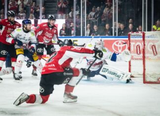 Parker Tuomie erzielte das frühe 1:0 der Kölner im zweiten DEL-Finalspiel gegen die Eisbären Berlin.