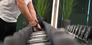 Hanteltraining, um fit zu bleiben: In Smart Gyms kann es passieren, dass sonst niemand im Raum ist.