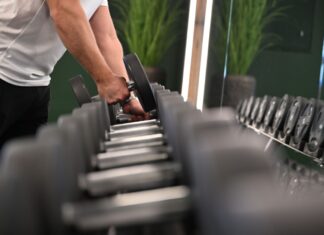 Hanteltraining, um fit zu bleiben: In Smart Gyms kann es passieren, dass sonst niemand im Raum ist.