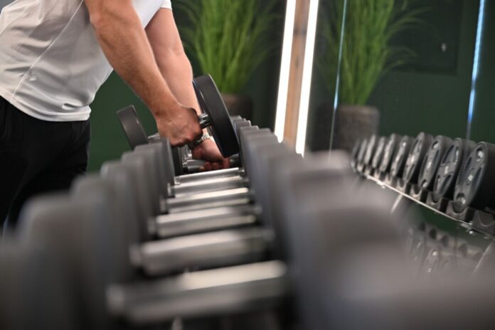 Hanteltraining, um fit zu bleiben: In Smart Gyms kann es passieren, dass sonst niemand im Raum ist.