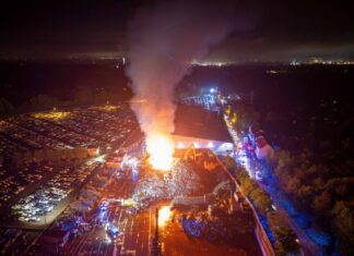 In Essen brennt in der Nacht ein riesiger Schrottberg.