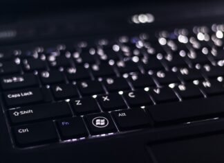 Eine beleuchtete Tastatur ist zu sehen. Foto: pixabay