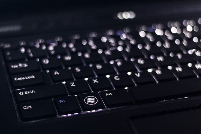 Eine beleuchtete Tastatur ist zu sehen. Foto: pixabay